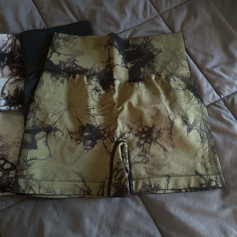Women’s high-waisted workout shorts - size medium - 4 pack - Picture 3 of 6